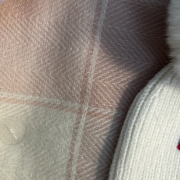 New VINCE CAMUTO SCARF AND BEANIE SET - Picture 4 of 4